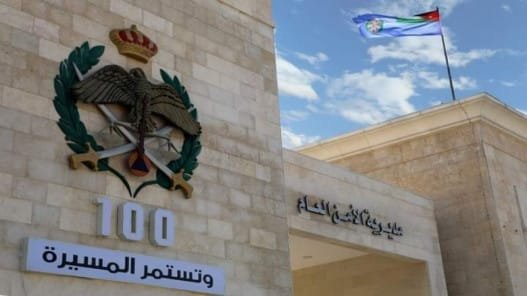 كوادر شرطة محافظة مادبا تُثني شخصًا هدّد بالانتحار بعد أن سكب على نفسه مادّة بترولية