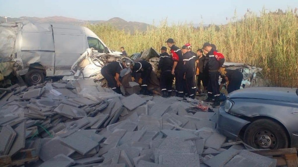مصرع 10 أشخاص بحادث سير مروع في الجزائر